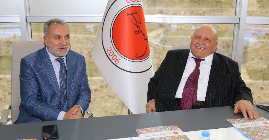 HAYIRSEVER İŞ İNSANI BİLAL ŞAHİN’E ÜNİVERSİTEMİZE YAPMIŞ OLDUĞU KATKILARDAN DOLAYI TEŞEKKÜR PLAKETİ