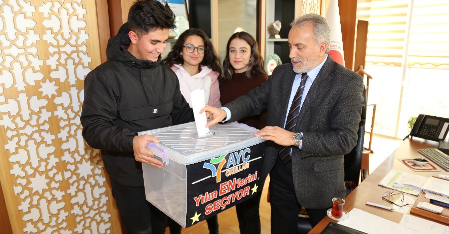 REKTÖRÜMÜZ AYÇ’DE YILIN EN’LERİ İÇİN OY KULLANDI