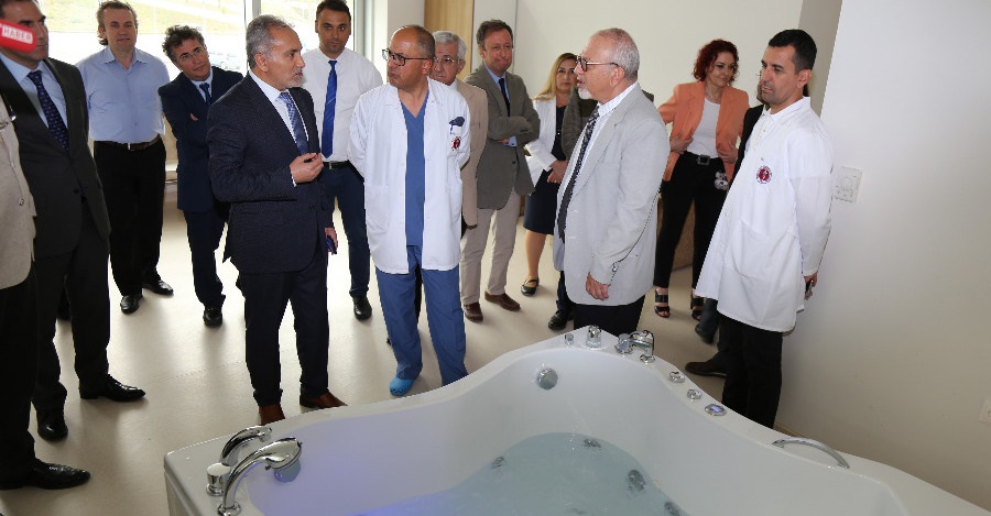 ÜNİVERSİTEMİZ TIP FAKÜLTESİ HASTANESİ’NDE GEBE OKULU İLE SUDA DOĞUM ÜNİTESİ HİZMETE AÇILDI