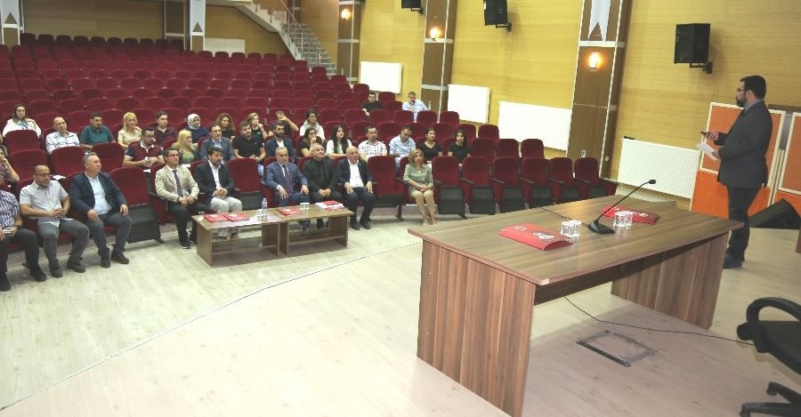 İİBF’DE “VERİ BİLİMİ, VERİ ANALİTİĞİ VE YAPAY ZEKÂ ALANINDAKİ GELİŞMELER” TOPLANTISI YAPILDI